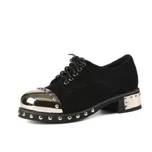 Лоферы с заклепками и заклепками; женская повседневная обувь с металлическим носком; женские лоферы; обувь В рыцарском стиле на шнуровке; Уличная обувь на плоской подошве; оксфорды