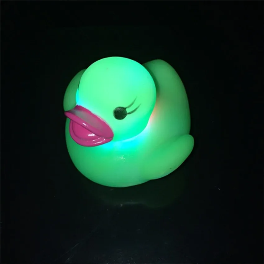 Комплект из 4 предметов резиновый утенок для ванны светящаяся игрушка автоматическое изменение цвета детские Ванная комната игрушки многоцветные светодиодный светильник игрушки для купания пляжная игрушка - Цвет: Зеленый