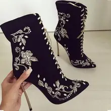 Zapatillas mujer; черные замшевые ботильоны с вышивкой; женские сандалии-гладиаторы на шнуровке с острым носком и клинообразным каблуком