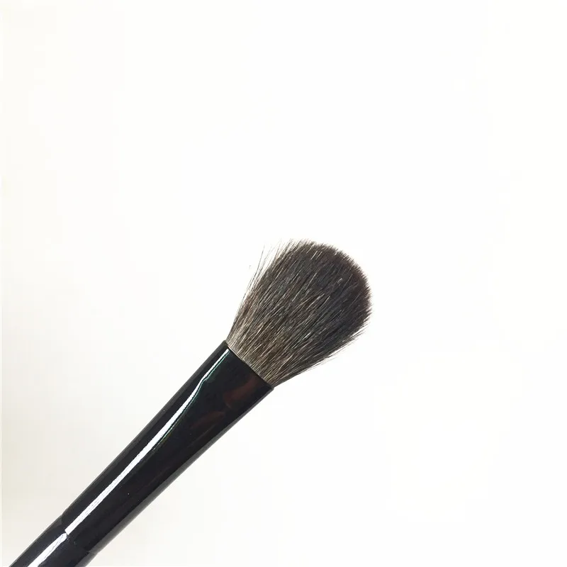 Suqqu L Large Eyeshadow Brush _ 1