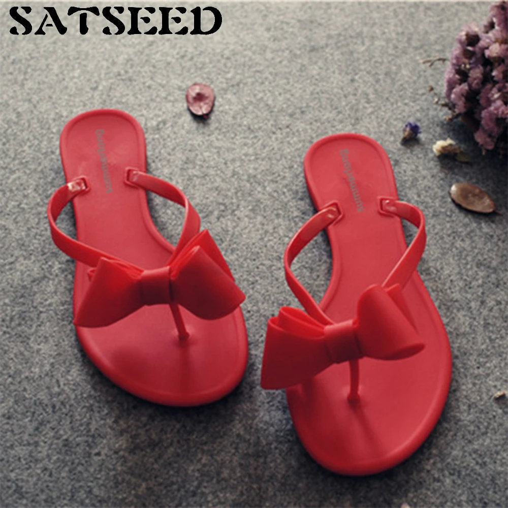 comprar 2017 Chinelos Sapatos de Praia das Mulheres de Verão Frio Pure Color Flip Flops Sapatas Da Geléia Borboleta Nó Plana com o Exterior Casuais novidade