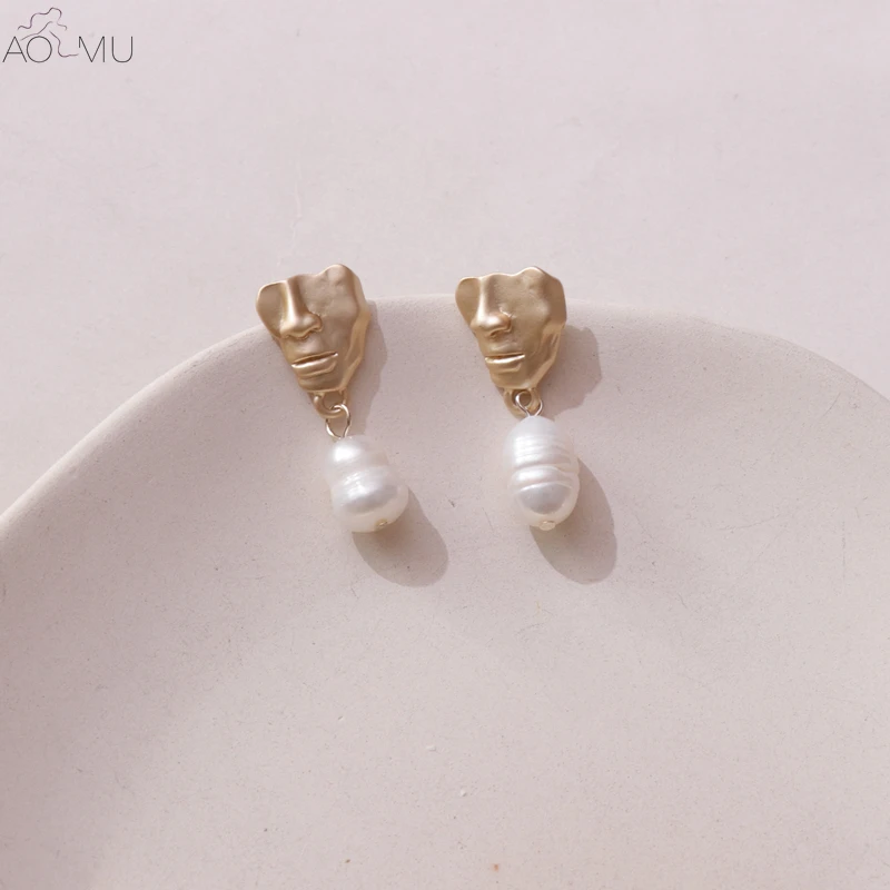 

AOMU Special Design Gold Metal Human Face Geometric Freshwater Pearls Stud Earrings for Women Girl Wedding Party Jewelry