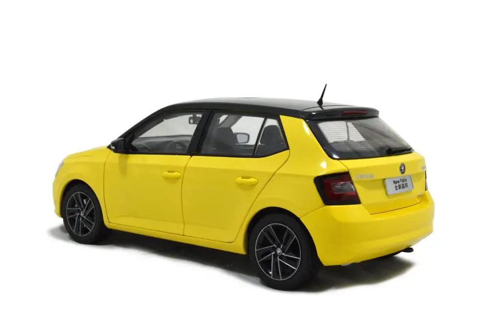 Модель Paudi 1/18 1:18 Масштаб Skoda Fabia желтый литой модельный автомобиль игрушка, модель автомобиля двери открытые