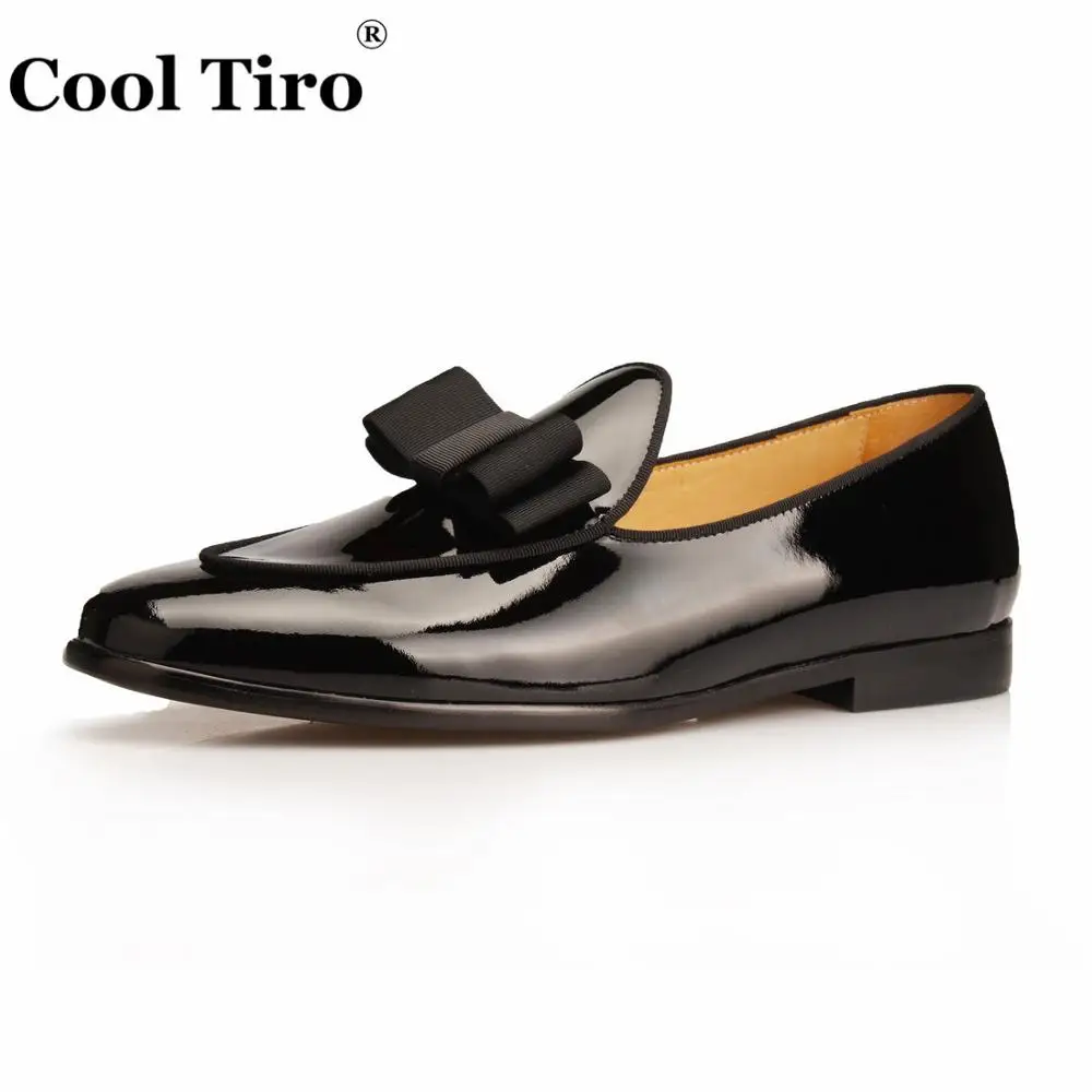 Стильные черные замшевые лоферы Tiro; мужские шлепанцы из лакированной кожи; Мокасины с галстуком-бабочкой; мужские свадебные модельные туфли на плоской подошве; повседневная обувь - Цвет: Черный