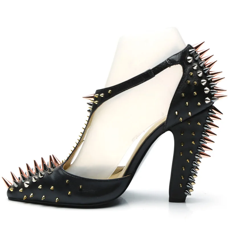 Spikes Spitz Schuhe T strap Sexy Kleid Chunky Frauen Pumpen Ferse Verzierte schwarzes Party Sandalen Fashion Beige Runway Sapato Feminino qwBXEPF