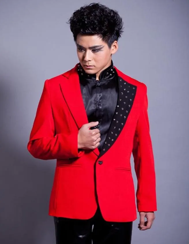 Красный заклепки персонализированные певица пиджаки сцены блейзер в стиле рок мужские костюм модные костюмы для мужчин пиджак masculino Настраиваемые