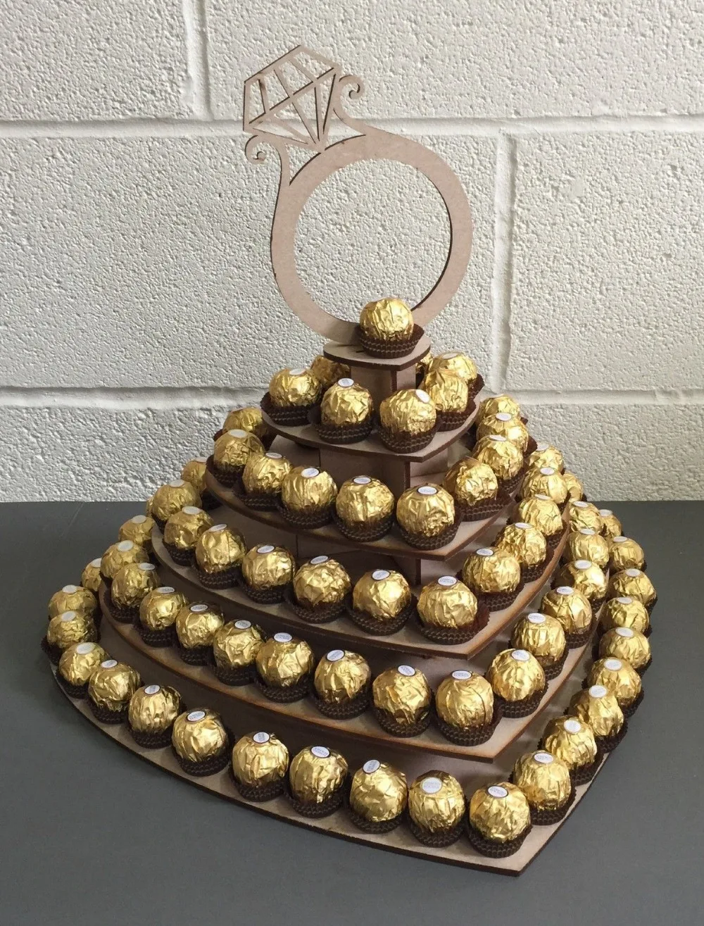 Персонализированная Mr& Mrs шоколадная пирамида, деревянный Свадебный стенд с бриллиантом