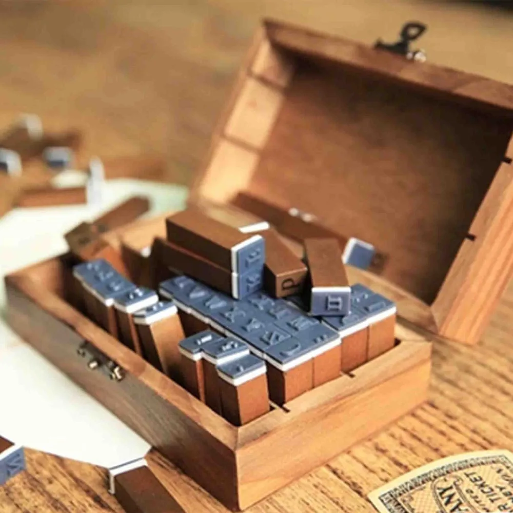 деревянные кубики с английскими буквами. деревянные английские буквы. деревянные буквы. деревянные кубики с английскими буквами. изделия из кубиков дерева.