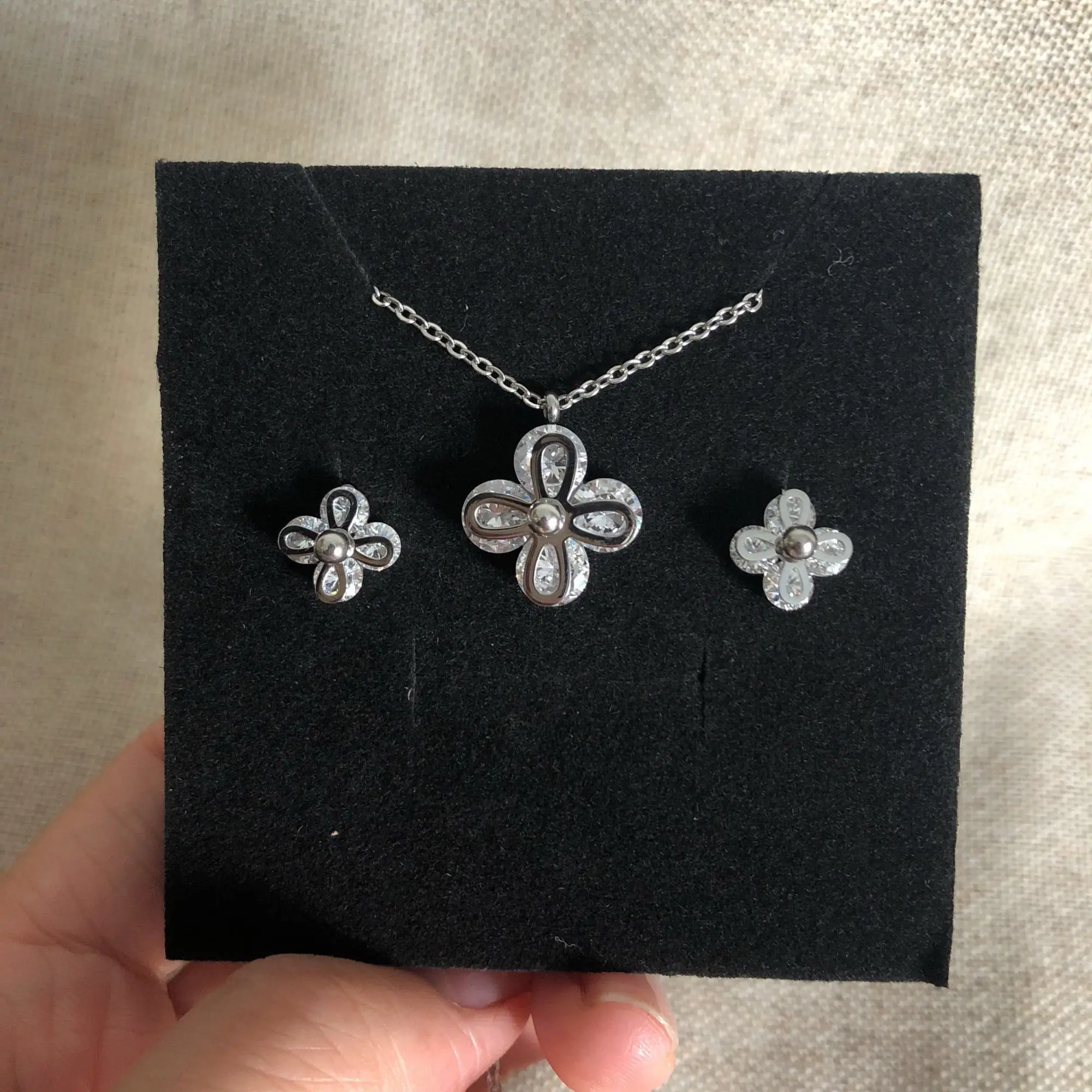 

Bilincolor fashion small crystal flower earring and necklace jewellry set