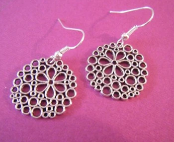 

Hot Wholesale Fashion Jewelry 50 Pair Vintage Silver Cute Daisy Filigree Charm Pendants Dangle Earrings For Womens DIY Z360