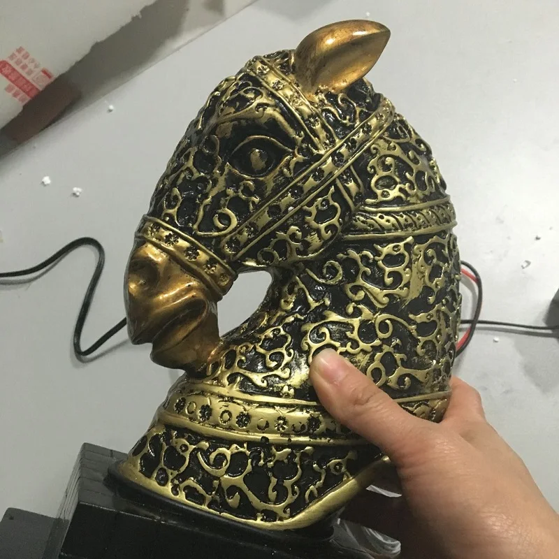 Вращайте опорную комнату, чтобы избежать вращения декоративной головы лошади, чтобы разблокировать интересную конскую головку, поверните, чтобы бегать по комнате