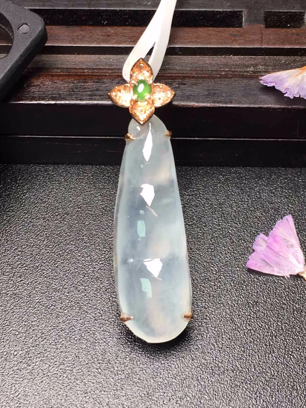 

Fine Jewelry Real 18K White Gold Lucky Beans Natural Burmes Jade Gemstones Pendant Necklace Fine Women Pendants Necklaces319