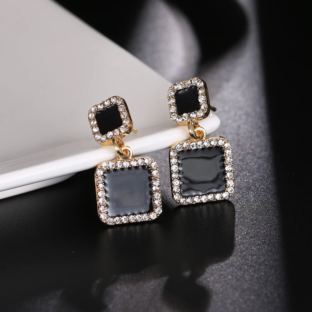серьги черные квадраты. сережки с черным камнем квадратные. прямоугольные серьги с черным камнем. золотые серьги с черным квадратным камнем. серьги квадратные черные.