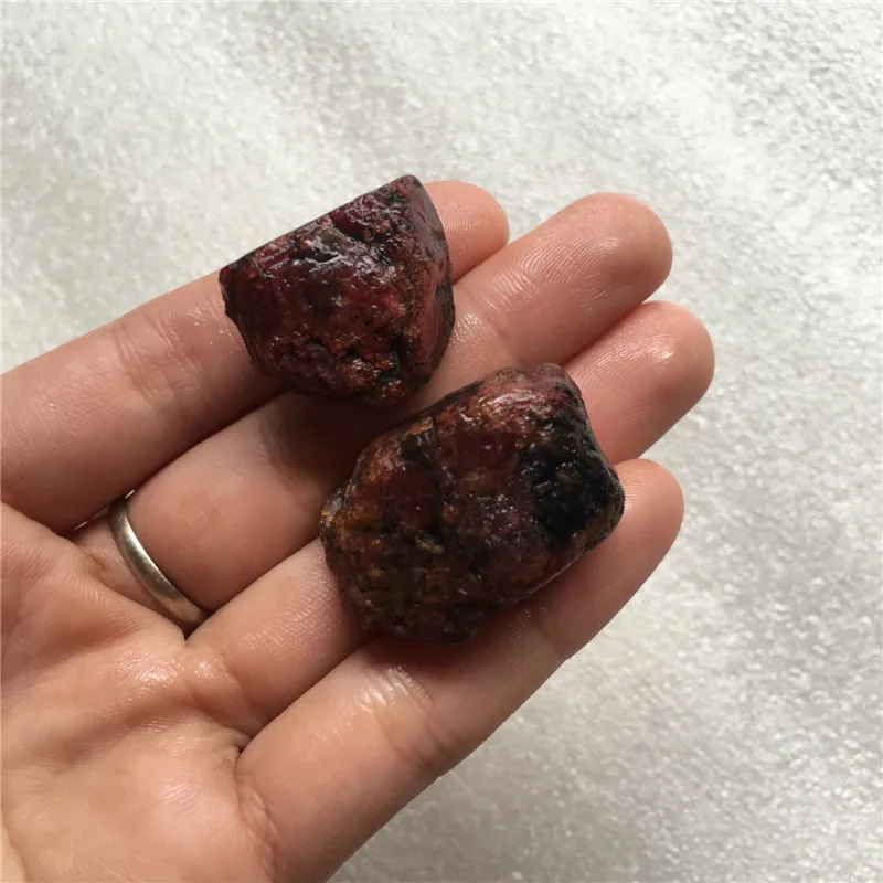 2 шт. Редкие натуральные камни и минералы из МАКАРСКОГО сырья красный корунд