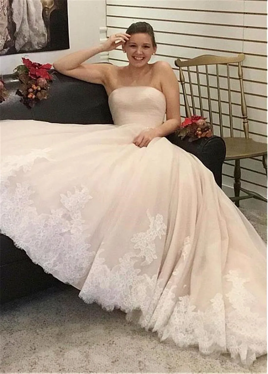 

Romantic Tulle Strapless Neckline A-line Wedding Dress With Lace Appliques Beading Sash Long Bridal Gowns