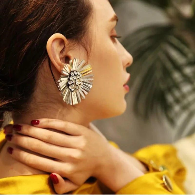 

Dvacaman New Yellow Sequins Flower Stud Earrings for Women Big Statement Floral Crystal Earrings Wedding Jewelry Party Gift ZZ69