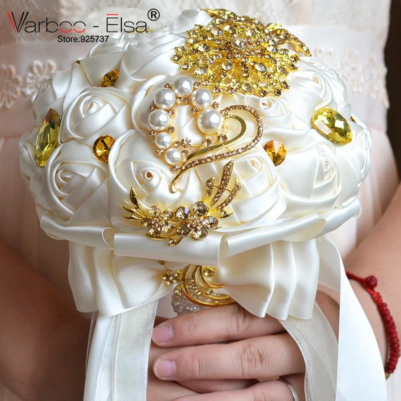 Бело золотой букет. Букет невесты с золотом. Букет невесты в золотом цвете. Свадебный букет с жемчугом. Золотистые цветы для невесты