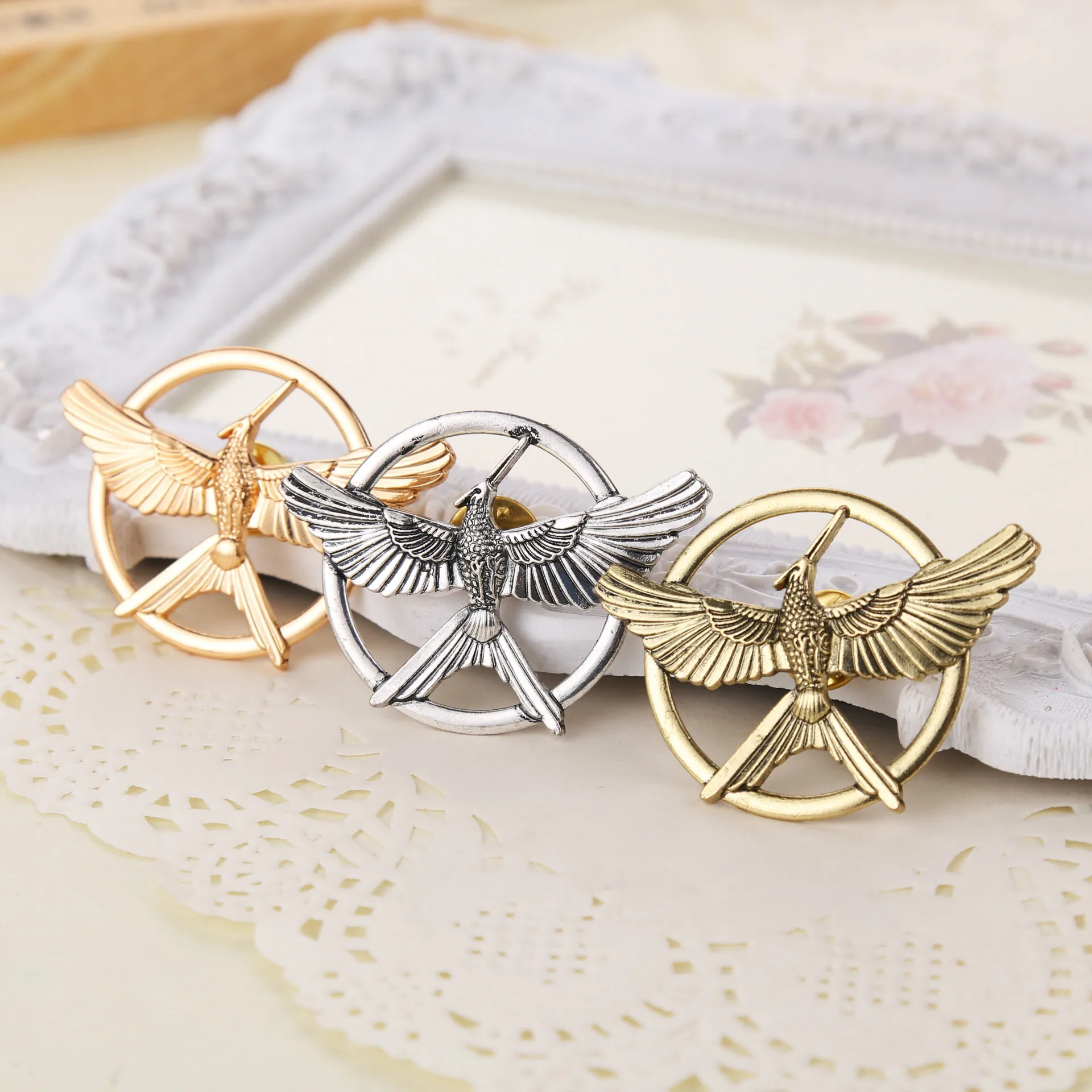 

Children GiftsThe Hunger Games Bird Brooches Pins Women Men Jewelry Movie Style Broche Spilla Brosche Gold Copper