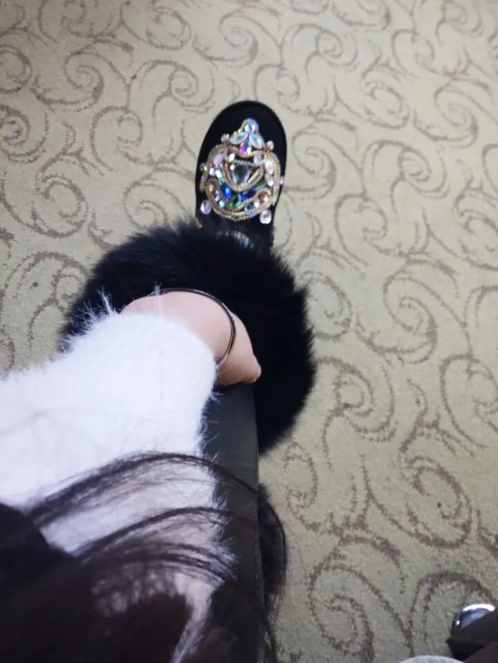 Женские сапоги из черной пудровой кожи с лисьим мехом; женские модные пикантные сапоги с металлическим украшением; зимняя обувь; ботинки на платформе