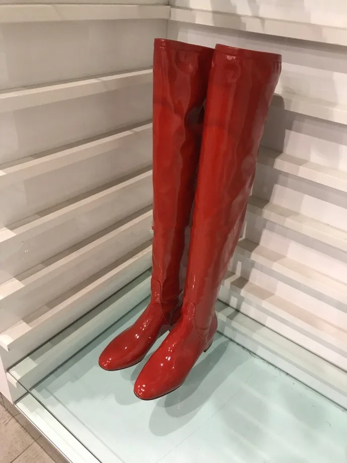 Arden Furtado/Новинка года; зимние красные эластичные сапоги выше колена; Цвет Серый, телесный; модные женские сапоги на плоской подошве; квадратный каблук