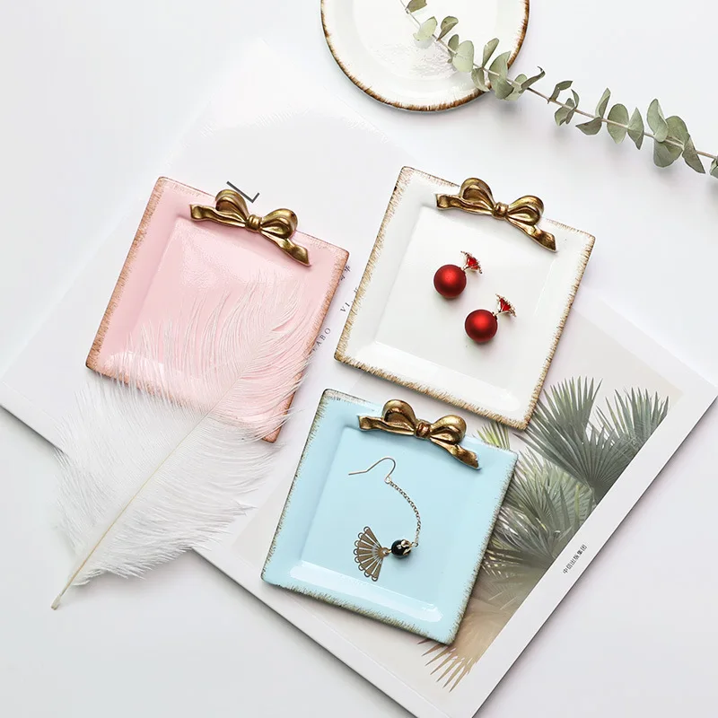 

Resin Plate Lovely Retro Gold Plated Bow-knot Pattern Dessert Fruit Cake Plates Storage Trays Home Decoration 1PCS