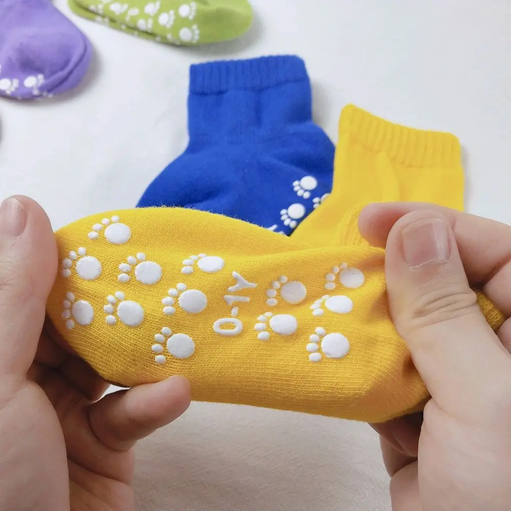 Хлопковые носки ярких цветов для малышей, нескользящие носки с резиновой подошвой, демисезонные теплые носки-тапочки для мальчиков и девочек 0-5 лет