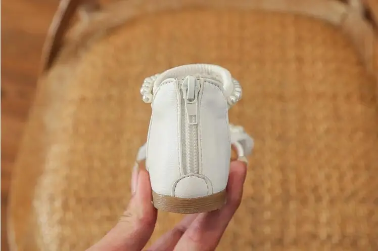 Летние модели детские сандалии девушки принцесса красивая обувь бисером Дети плоские сандалии для маленьких девочек римская обувь белый
