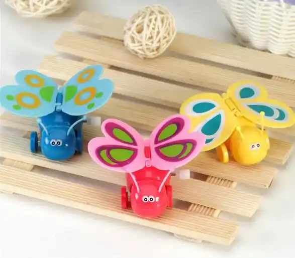 1 pcs Dos Desenhos Animados de Plástico Acabam Brinquedos Cadeia Colorido Borboleta Relógio Andar Com Asas Batendo Cor Aleatória