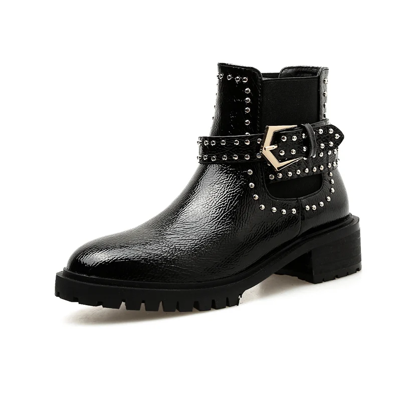 Роскошные женские Дизайнерские ботильоны; черные глянцевые ботинки; пикантная обувь на толстом низком каблуке с острым носком и металлическими украшениями и заклепками; слипоны