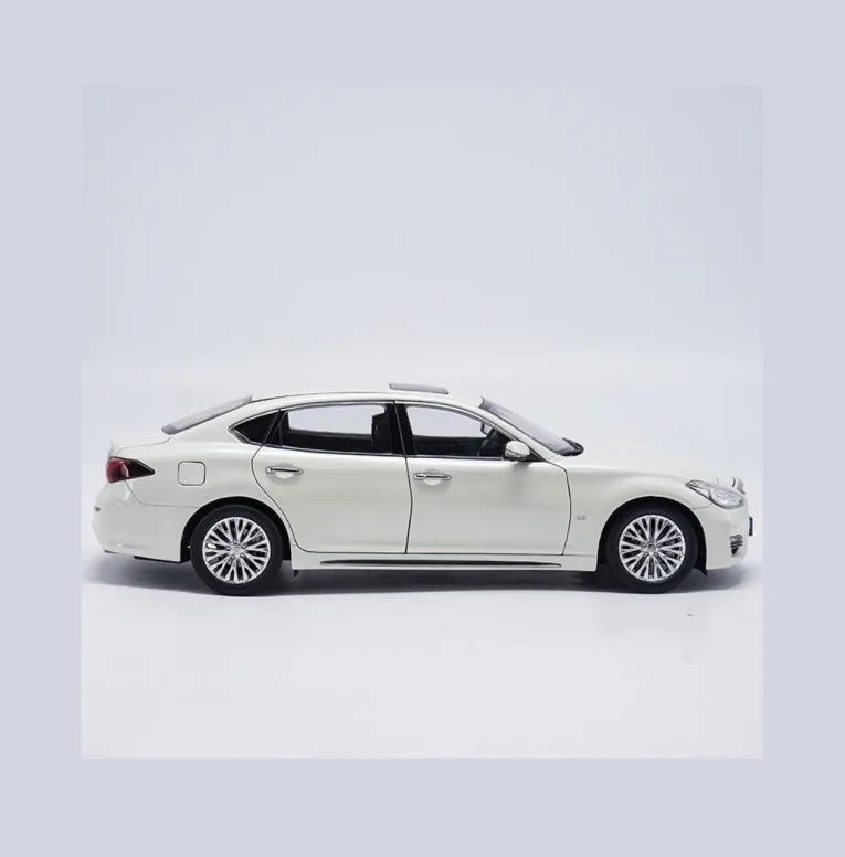 Модель автомобиля из цинкового сплава Infiniti Q70L 1:18 2017 коллекционная и подарочная