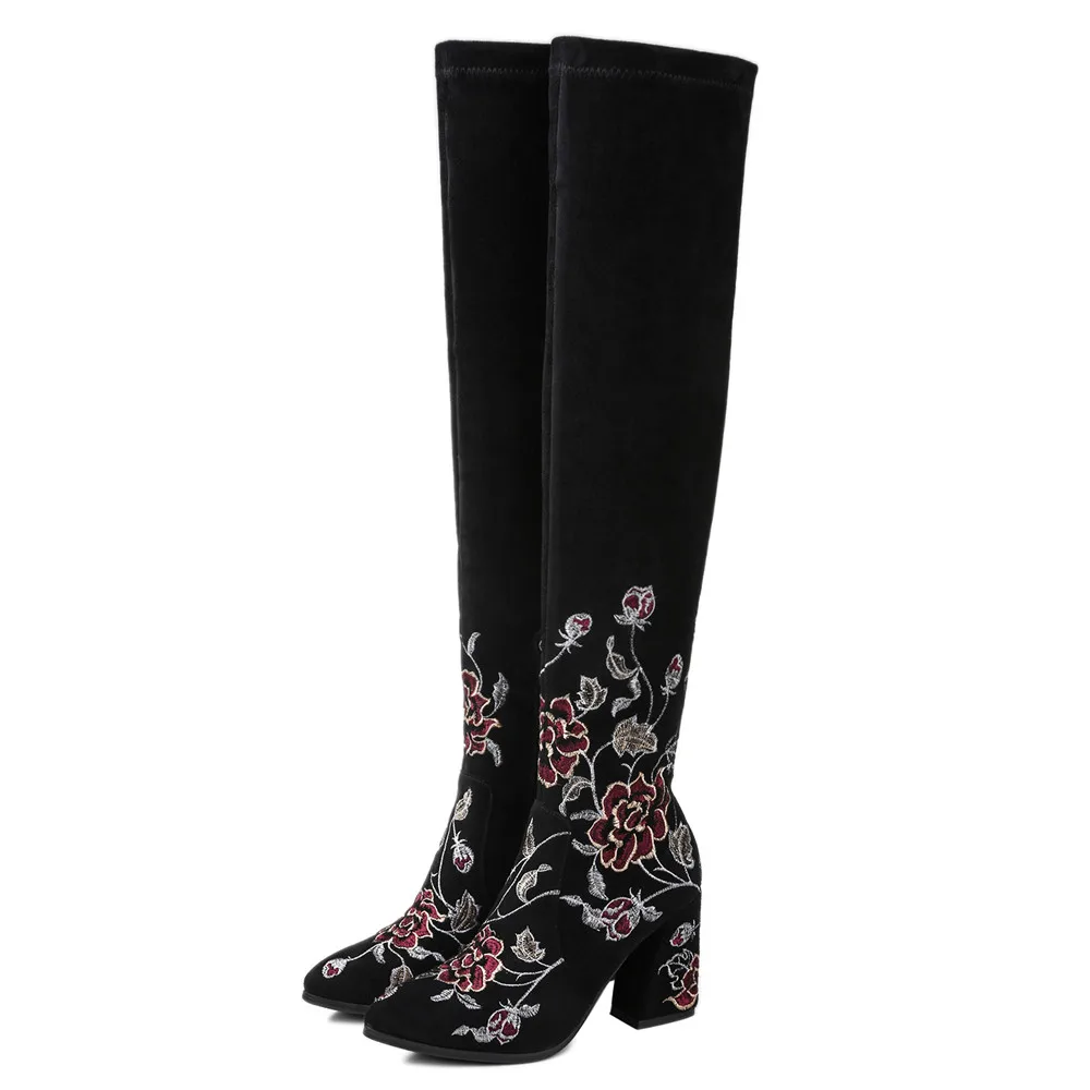 Masgulahe/модные женские ботинки черного цвета; женские ботинки из коровьей замши с острым носком на молнии; Кожаные Сапоги выше колена на квадратном каблуке с вышивкой - Цвет: Черный