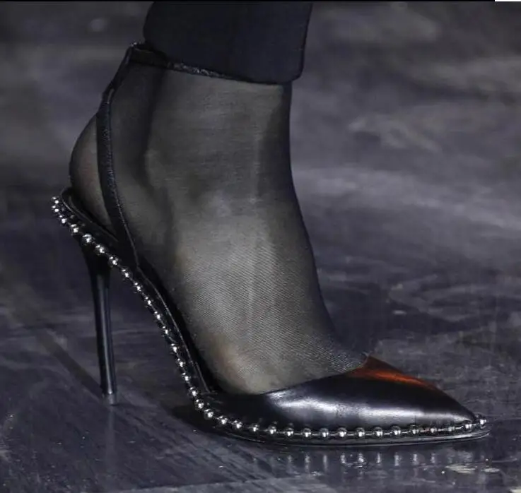 Популярные Модные пикантные туфли в римском стиле с острым носком из спилка черного цвета; женские туфли-лодочки без застежки на тонком каблуке; деловые свадебные туфли