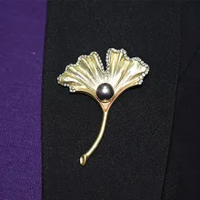 European and American women high-end brooches Imitation Pearl ginkgo leaf pin Scarf shawl buckle suit OL tide gift accessories
