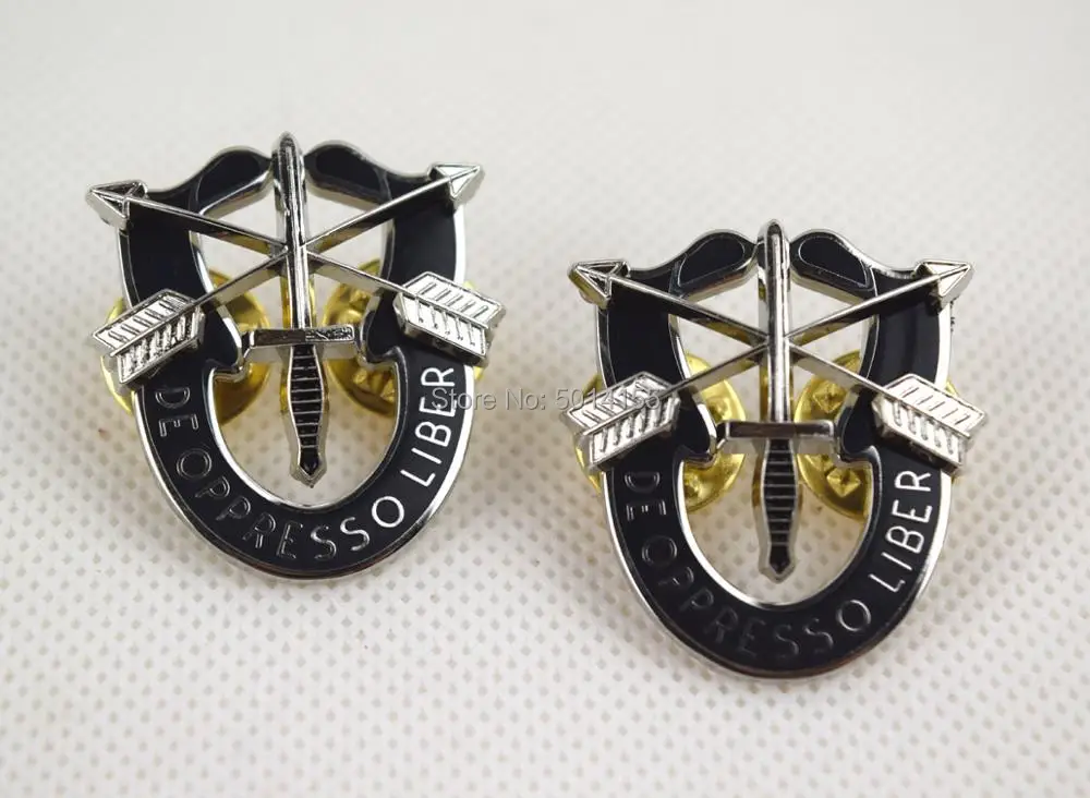 PAIR US ARMY SPECIAL FORCES SF HAT PIN MOTTO METAL BADGE CREST DUI