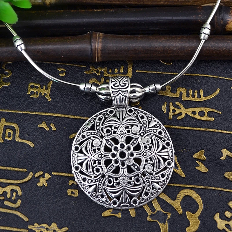 

Ethnic Hollow Carved Metal Flower Pendants Necklaces Women Vintage Bohemian Tibetan Silver Chain Necklaces Gypsy For Women
