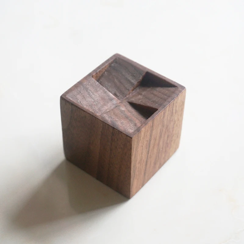 

handmade wooden Essential Oil Diffuser Solide wood Rubik's cube (Help the essential oil emit the fragrance) size:5*5*5cm