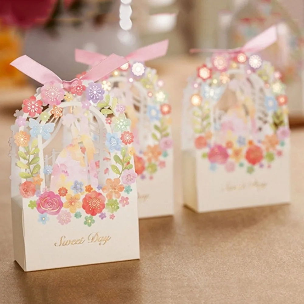 

1PC Romantic Wedding Gift Box Elegant White Luxury Guest Gift Flower Bride Laser Cut Party Sweet Favors Paper Candy Box