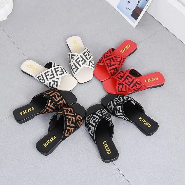 

European station sandals women's slippers summer super fire 2019 new wild temperament light familiar wind flat bottom drag