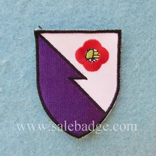 На заказ белые и фиолетовые с красными цветами нашивки с вышитым логотипом