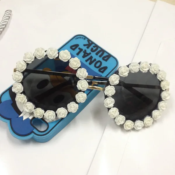 

2016 Fashion Baroque Women Girls White Flower Sunglasses Retro Decor Floral Flower Sunglasses Summer Beach&Party Glasses