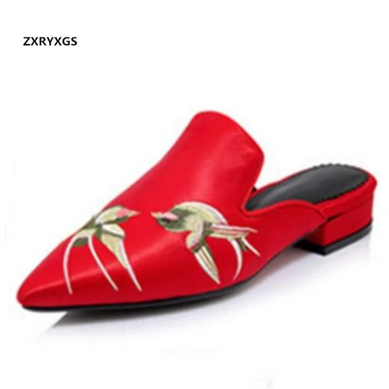 

Hot 2018 Summer New Retro Embroidered Silk Women Sandals Pointed Elegant Women Slipper Non-slip Fashion Shoes Sandals Woman