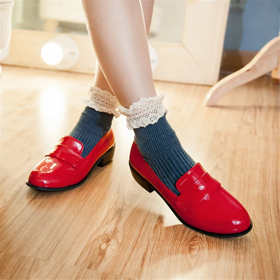 Весенние женские лоферы из лакированной кожи в британском стиле с круглым носком на плоской подошве; повседневные офисные туфли в стиле ретро; Moccassins; красные модельные туфли-оксфорды без застежки; женская обувь