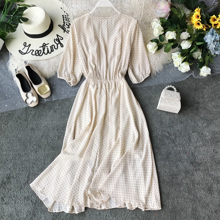 

Version of the retro-style chiffon dress with a fairy long style shows a slim first love wave-point dress.