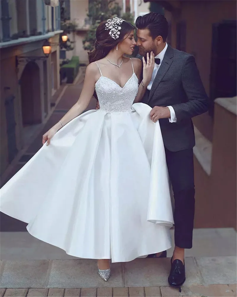 Элегантное платье-трапеция; Длина страна короткие атласное свадебное платье плюс Размеры на тонких бретелях кружевная Апликация