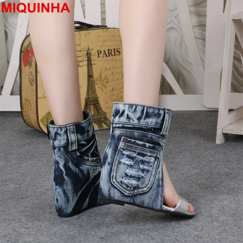 Туфли с открытым носком miquinha; женские летние ботинки на танкетке; джинсовые ботильоны; стильная обувь, увеличивающая рост; модный стиль; сме... Туфли с открытым носком miquinha; женские летние ботинки на танкетке; джинсовые ботильоны; стильная обувь, увеличивающая рост; модный стиль; сме...