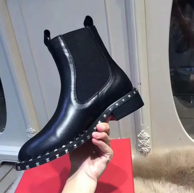 

2019 Autumn and Winter Show Shoes Women Leather Flat Bottom Rivets Martin Boots Round-Headed Elastic Chelsea Fur Boots Tide