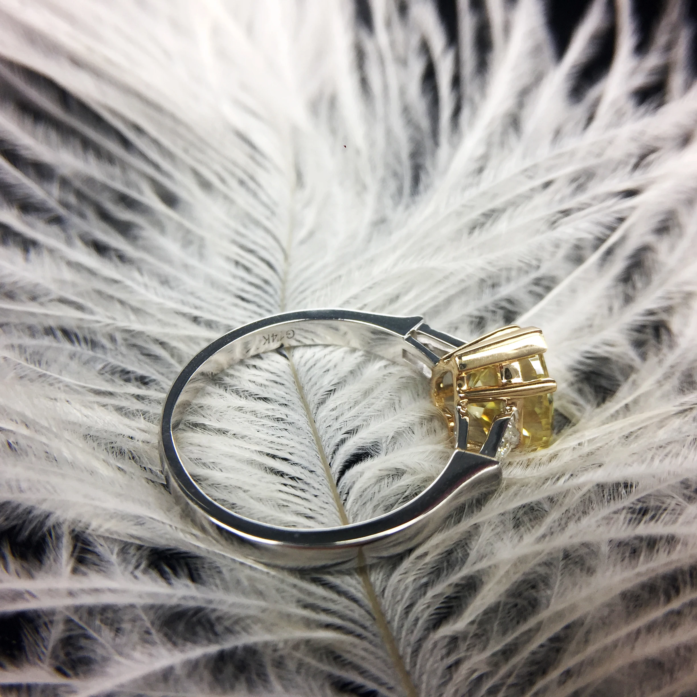 Цельное кольцо из золота двух цветов 585 14K с сердечком, золотым желтым муасанитом, 2 карата, 8x8 мм, сердечко, разрезанный Муассанит, обручальное кольцо для женщин
