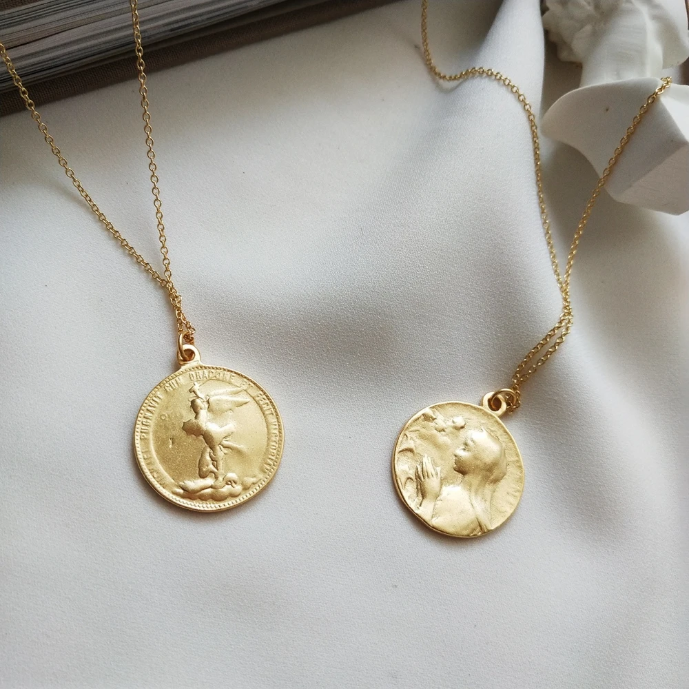 

925 Sterling Silver Golden Mary Madonna Prayer Portrait Pendant Round Medal Religous Christian Necklace Women Christmas Gift