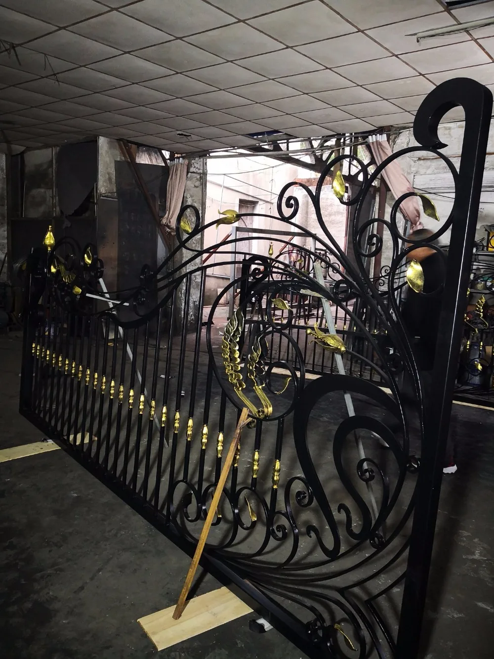 Купить кованые железные ворота электрические раздвижные ворота декоративные ворота для продажи