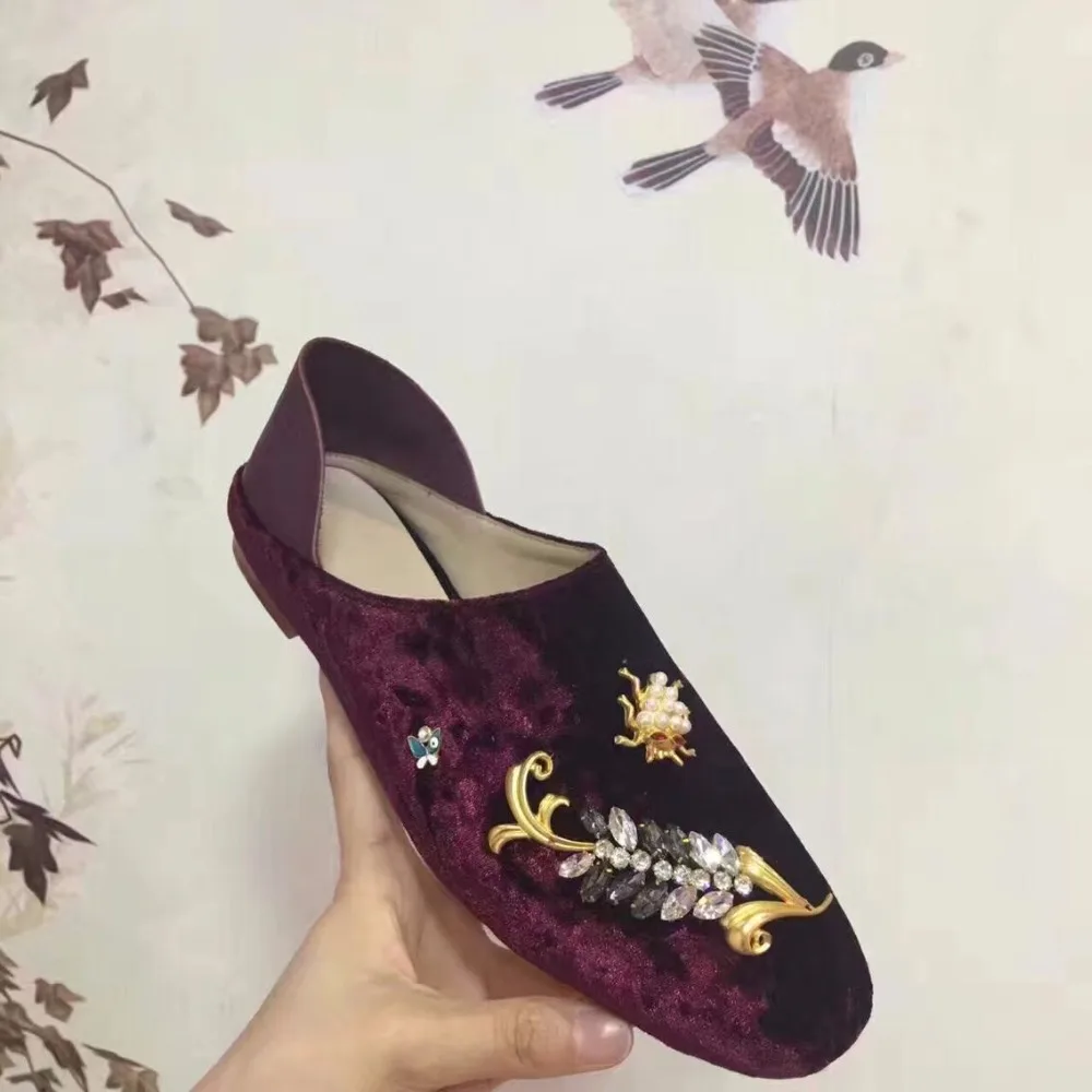 

2017 Woman Newest Fashion flat shoes round toe Crystal decorated embroider black red flat heels casual shoes Free shipping